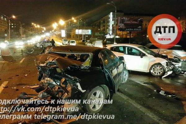 В Киеве произошло масштабное ДТП: машины превратились в груды металла В Киеве произошло масштабное ДТП: машины превратились в груды металла