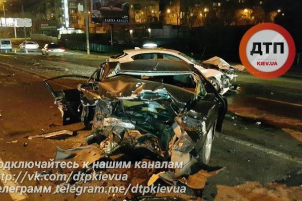 В Киеве произошло масштабное ДТП: машины превратились в груды металла В Киеве произошло масштабное ДТП: машины превратились в груды металла