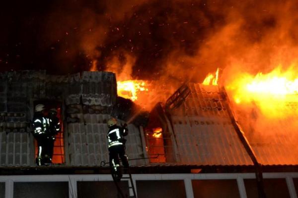 В Одесі пожежа знищила два поверхи елітної новобудови В Одесі пожежа знищила два поверхи елітної новобудови