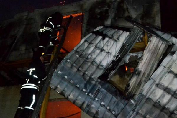В Одесі пожежа знищила два поверхи елітної новобудови В Одесі пожежа знищила два поверхи елітної новобудови