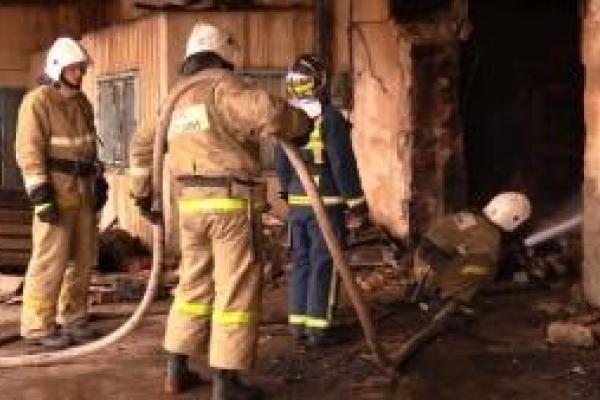 В Крыму при тушении пожара на хладокомбинате погиб спасатель В Крыму при тушении пожара на хладокомбинате погиб спасатель