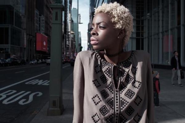 Темнокожая модель Рокси Монро прогулялась по улицам Нью-Йорка в вышиванках Темнокожая модель Рокси Монро прогулялась по улицам Нью-Йорка в вышиванках