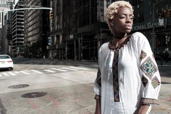 Темнокожая модель Рокси Монро прогулялась по улицам Нью-Йорка в вышиванках Темнокожая модель Рокси Монро прогулялась по улицам Нью-Йорка в вышиванках