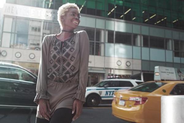 Темнокожая модель Рокси Монро прогулялась по улицам Нью-Йорка в вышиванках Темнокожая модель Рокси Монро прогулялась по улицам Нью-Йорка в вышиванках