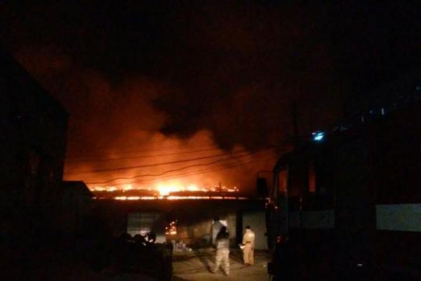 В Київській області 14 годин загасили пожежу у складській будівлі  В Київській області 14 годин загасили пожежу у складській будівлі