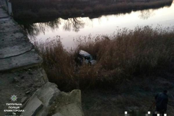 В Славянске пьяная девушка на автомобиле "Mitsubishi" улетела с моста В Славянске пьяная девушка на автомобиле "Mitsubishi" улетела с моста