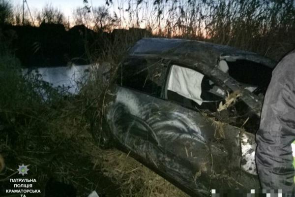 В Славянске пьяная девушка на автомобиле "Mitsubishi" улетела с моста В Славянске пьяная девушка на автомобиле "Mitsubishi" улетела с моста