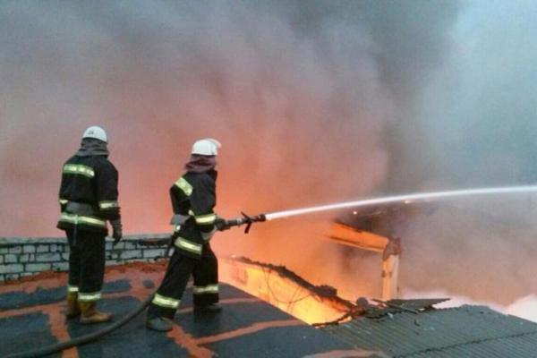 В Київській області 14 годин загасили пожежу у складській будівлі  В Київській області 14 годин загасили пожежу у складській будівлі