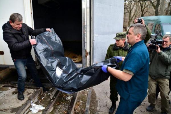 В Донецке боевики "ДНР" передали украинской стороне тела двух бойцов ВСУ В Донецке боевики "ДНР" передали украинской стороне тела двух бойцов ВСУ