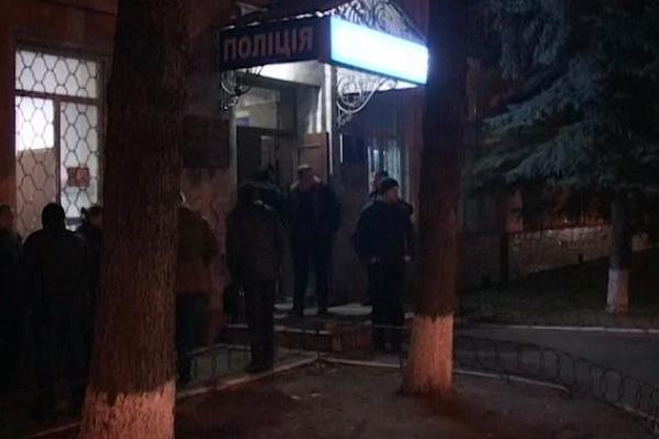 В Киеве пьяный мужчина пытался поджечь управление полиции В Киеве пьяный мужчина пытался поджечь управление полиции