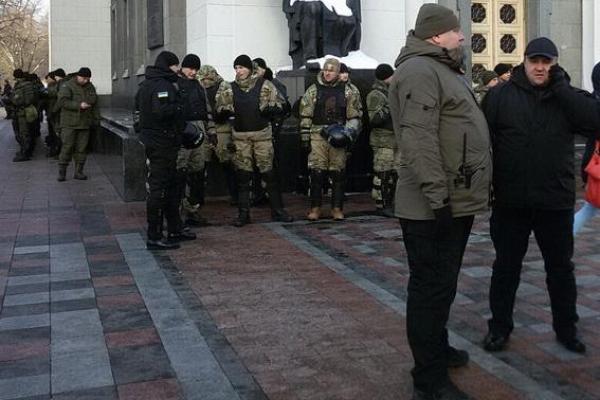 В Киеве митингуют 6 тысяч человек, безопасность обеспечивают около 5 тысяч правоохранителей