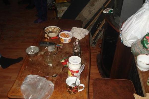 В Киеве веселое застолье с техническим спиртом на столе закончилось смертью 3-х человек В Киеве веселое застолье с техническим спиртом на столе закончилось смертью 3-х человек