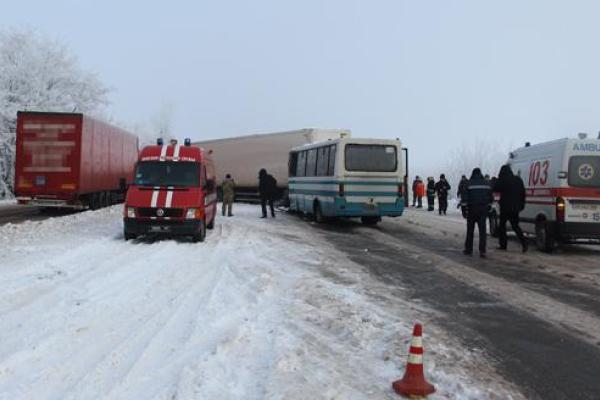 На Житомирщине фура на скользкой дороге влетела в пассажирский автобус На Житомирщине фура на скользкой дороге влетела в пассажирский автобус