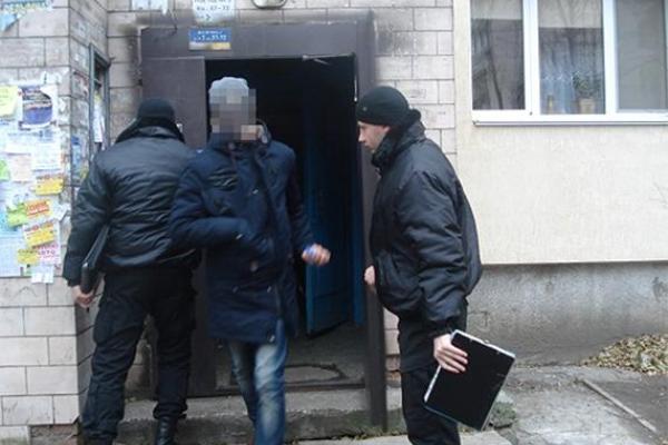 В Киеве веселое застолье с техническим спиртом на столе закончилось смертью 3-х человек В Киеве веселое застолье с техническим спиртом на столе закончилось смертью 3-х человек