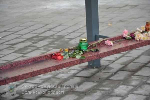 У Луцьку згорів Меморіал героям Небесної сотні У Луцьку згорів Меморіал героям Небесної сотні