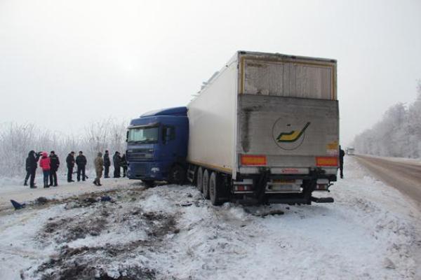 На Житомирщине фура на скользкой дороге влетела в пассажирский автобус На Житомирщине фура на скользкой дороге влетела в пассажирский автобус