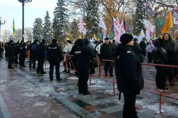 В Киеве митингуют 6 тысяч человек, безопасность обеспечивают около 5 тысяч правоохранителей