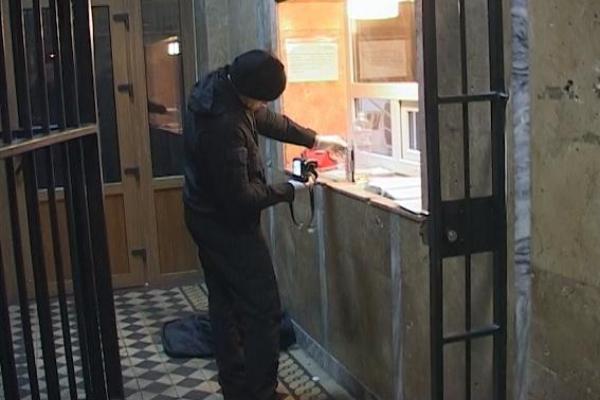 В Киеве пьяный мужчина пытался поджечь управление полиции В Киеве пьяный мужчина пытался поджечь управление полиции