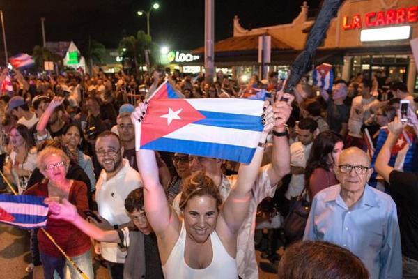 В США кубинцы празднуют смерть команданте Фиделя Кастро В США кубинцы празднуют смерть команданте Фиделя Кастро