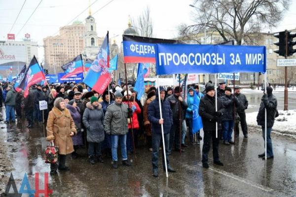 В оккупированном Донецке людей согнали на митинг по случаю Дня солидарности В оккупированном Донецке людей согнали на митинг по случаю Дня солидарности