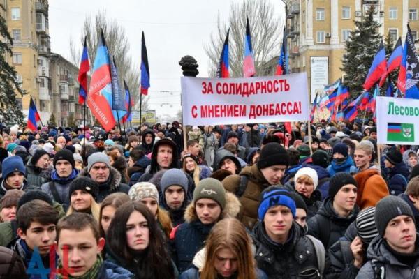 В оккупированном Донецке людей согнали на митинг по случаю Дня солидарности В оккупированном Донецке людей согнали на митинг по случаю Дня солидарности