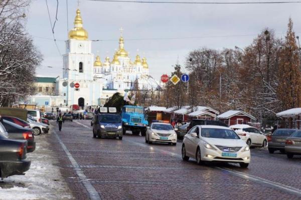 В Киеве на Софийской площади установили главную елку страны