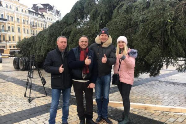 В Киеве на Софийской площади установили главную елку страны