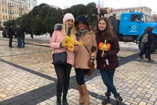 В Киеве на Софийской площади установили главную елку страны
