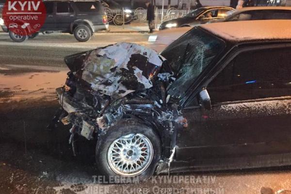 В Киеве маршрутка "лоб в лоб" влетела в "BMW", смяв иномарку В Киеве маршрутка "лоб в лоб" влетела в "BMW", смяв иномарку