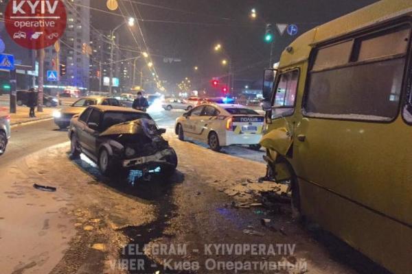 В Киеве маршрутка "лоб в лоб" влетела в "BMW", смяв иномарку В Киеве маршрутка "лоб в лоб" влетела в "BMW", смяв иномарку