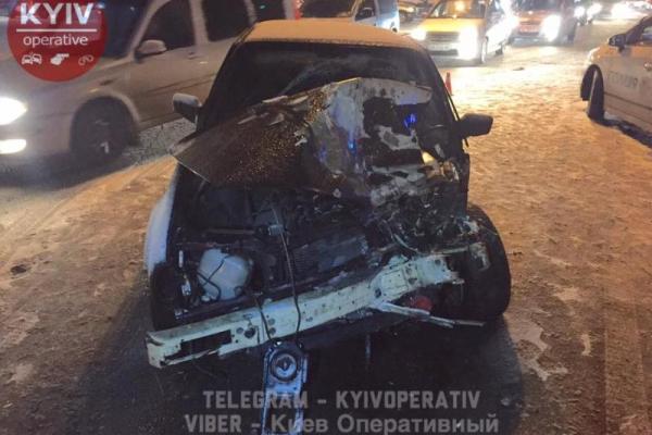 В Киеве маршрутка "лоб в лоб" влетела в "BMW", смяв иномарку В Киеве маршрутка "лоб в лоб" влетела в "BMW", смяв иномарку