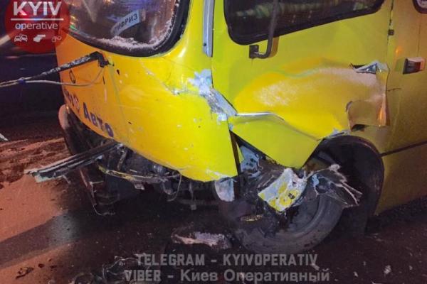В Киеве маршрутка "лоб в лоб" влетела в "BMW", смяв иномарку В Киеве маршрутка "лоб в лоб" влетела в "BMW", смяв иномарку