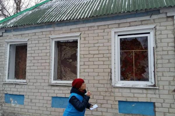 В районе Светлодарской дуги в результате тяжелых обстрелов пострадали прифронтовые поселки В районе Светлодарской дуги в результате тяжелых обстрелов пострадали прифронтовые поселки