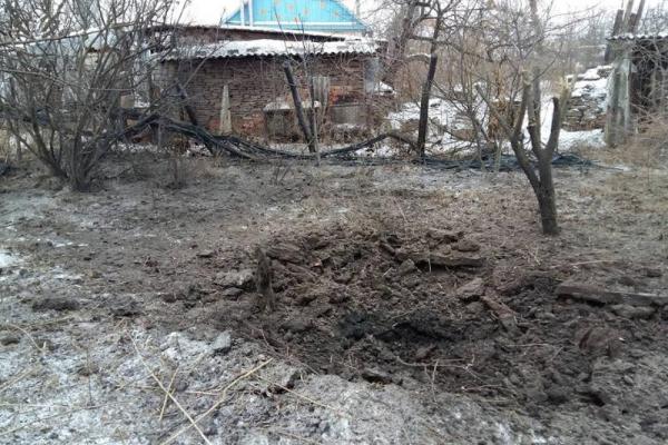 В районе Светлодарской дуги в результате тяжелых обстрелов пострадали прифронтовые поселки В районе Светлодарской дуги в результате тяжелых обстрелов пострадали прифронтовые поселки