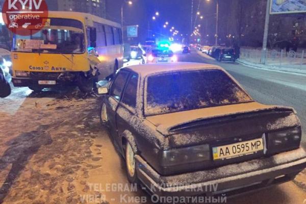 В Киеве маршрутка "лоб в лоб" влетела в "BMW", смяв иномарку В Киеве маршрутка "лоб в лоб" влетела в "BMW", смяв иномарку