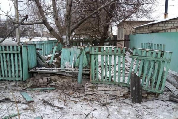 В районе Светлодарской дуги в результате тяжелых обстрелов пострадали прифронтовые поселки В районе Светлодарской дуги в результате тяжелых обстрелов пострадали прифронтовые поселки