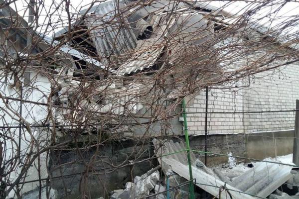 В районе Светлодарской дуги в результате тяжелых обстрелов пострадали прифронтовые поселки В районе Светлодарской дуги в результате тяжелых обстрелов пострадали прифронтовые поселки