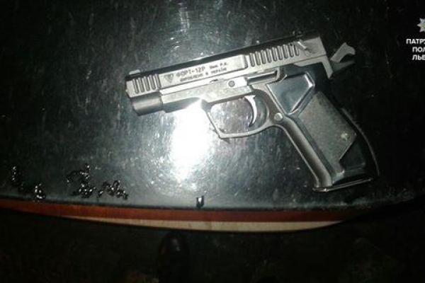 Во Львове компания, которой не понравился репертуар уличного музыканта, открыла стрельбу из пистолета Во Львове компания, которой не понравился репертуар уличного музыканта, открыла стрельбу из пистолета