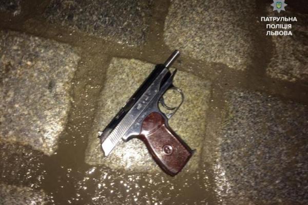 Во Львове компания, которой не понравился репертуар уличного музыканта, открыла стрельбу из пистолета Во Львове компания, которой не понравился репертуар уличного музыканта, открыла стрельбу из пистолета
