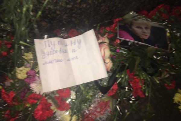 В Одессе активисты "Правого сектора" снесли мемориал жертвам Ту-154 возле консульства РФ В Одессе активисты "Правого сектора" снесли мемориал жертвам Ту-154 возле консульства РФ