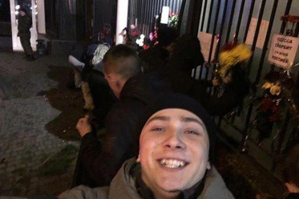 В Одессе активисты "Правого сектора" снесли мемориал жертвам Ту-154 возле консульства РФ В Одессе активисты "Правого сектора" снесли мемориал жертвам Ту-154 возле консульства РФ