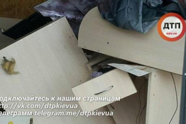 В Киеве фура снесла остановку и парикмахерскую: 10 человек пострадали В Киеве фура снесла остановку и парикмахерскую: 10 человек пострадали