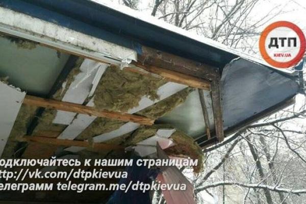 В Киеве фура снесла остановку и парикмахерскую: 10 человек пострадали В Киеве фура снесла остановку и парикмахерскую: 10 человек пострадали