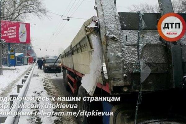 В Киеве фура снесла остановку и парикмахерскую: 10 человек пострадали В Киеве фура снесла остановку и парикмахерскую: 10 человек пострадали