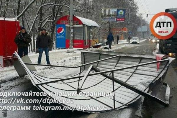 В Киеве фура снесла остановку и парикмахерскую: 10 человек пострадали В Киеве фура снесла остановку и парикмахерскую: 10 человек пострадали