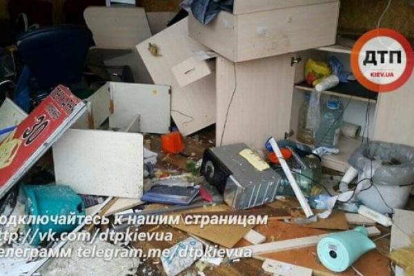 В Киеве фура снесла остановку и парикмахерскую: 10 человек пострадали В Киеве фура снесла остановку и парикмахерскую: 10 человек пострадали
