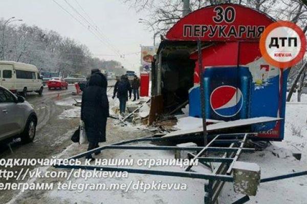В Киеве фура снесла остановку и парикмахерскую: 10 человек пострадали В Киеве фура снесла остановку и парикмахерскую: 10 человек пострадали