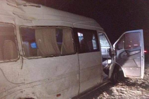 Смертельное ДТП на Днепропетровщине: грузовик разворотил микроавтобус, есть жертвы Смертельное ДТП на Днепропетровщине: грузовик разворотил микроавтобус, есть жертвы