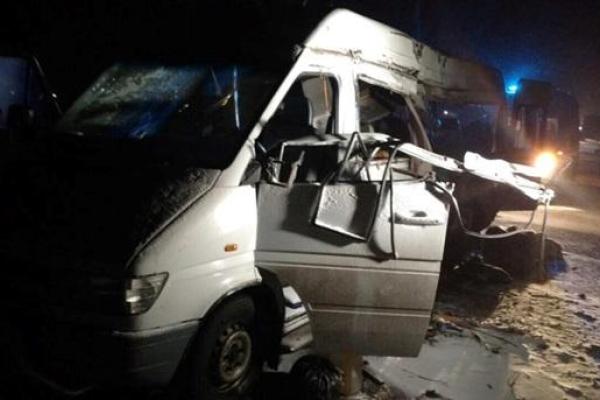 Смертельное ДТП на Днепропетровщине: грузовик разворотил микроавтобус, есть жертвы Смертельное ДТП на Днепропетровщине: грузовик разворотил микроавтобус, есть жертвы