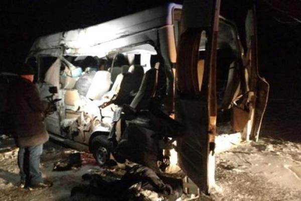 Смертельное ДТП на Днепропетровщине: грузовик разворотил микроавтобус, есть жертвы Смертельное ДТП на Днепропетровщине: грузовик разворотил микроавтобус, есть жертвы